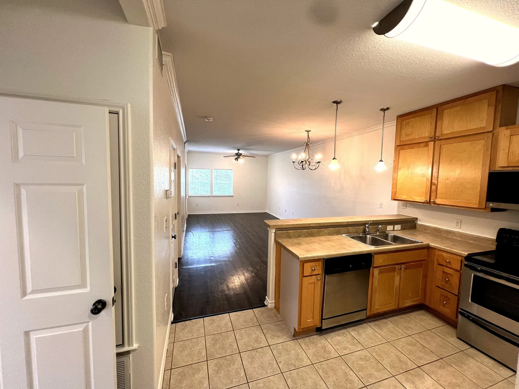 The Pecan – full kitchen with stainless appliances, Baycliff Apartments