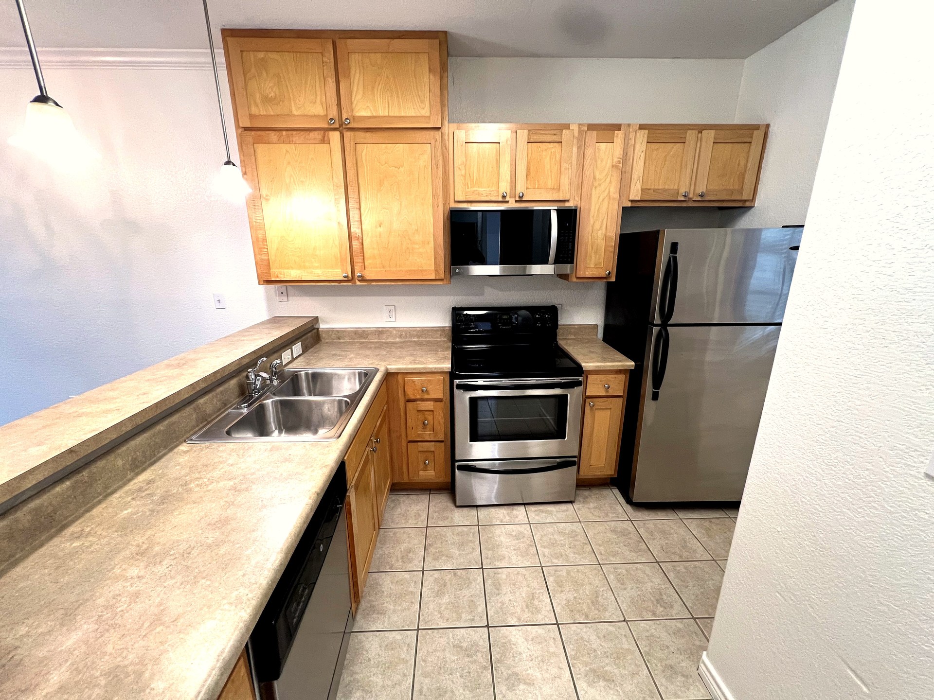 Kitchen & Entry